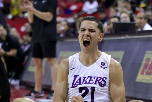 开云官方app入口-5战三分30中17！湖人等来2米06神射手 佩总捡漏了